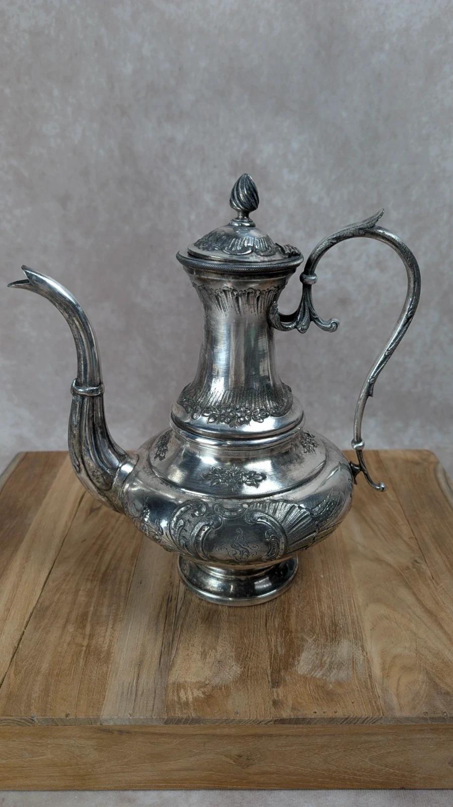 Élégante théière ancienne – Métal à la Reine