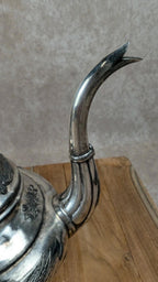 Élégante théière ancienne – Métal à la Reine