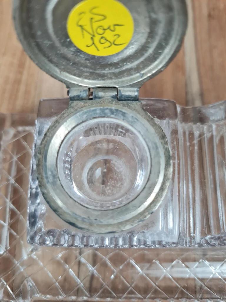 Encrier double ancien en verre moulé, superbe pièce de bureau vintage