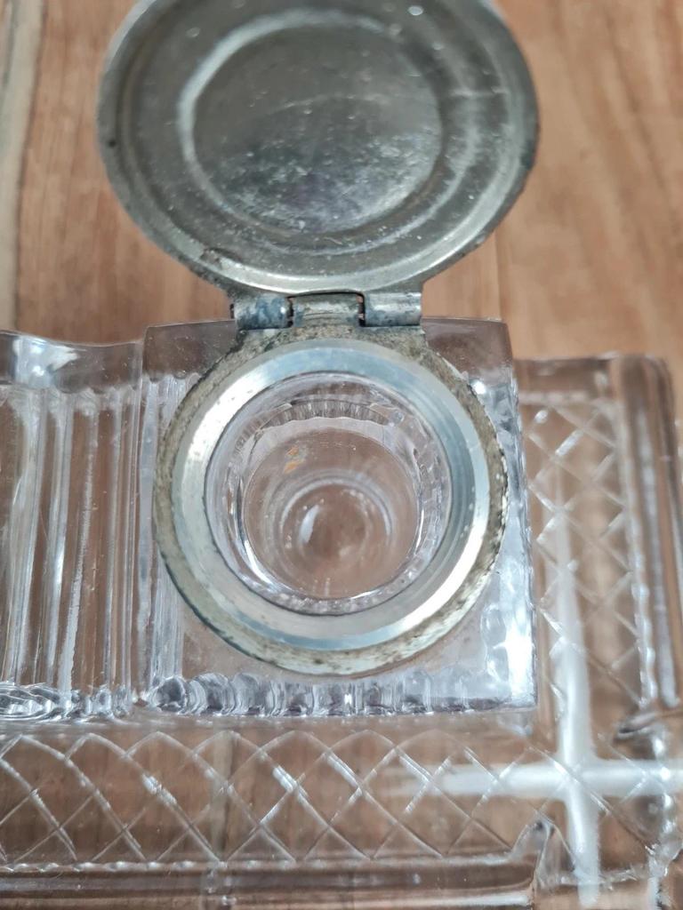 Encrier double ancien en verre moulé, superbe pièce de bureau vintage