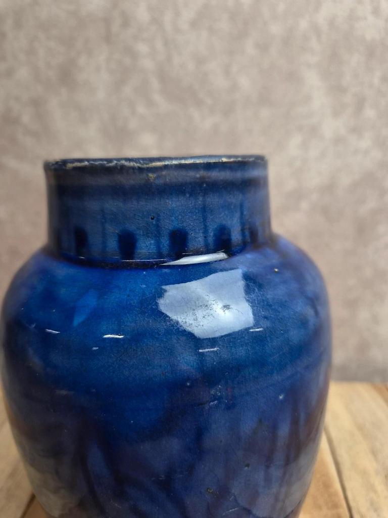 Vase artisanal vintage en terre cuite émaillée bleue – Style Safi Maroc