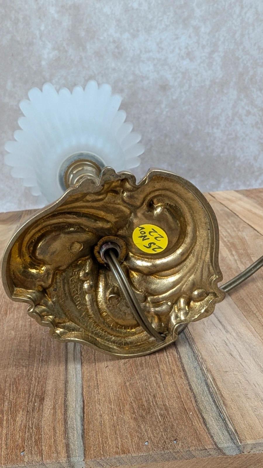 Lampe ancienne Modèle Déposé en bronze & tulipe en verre dépoli