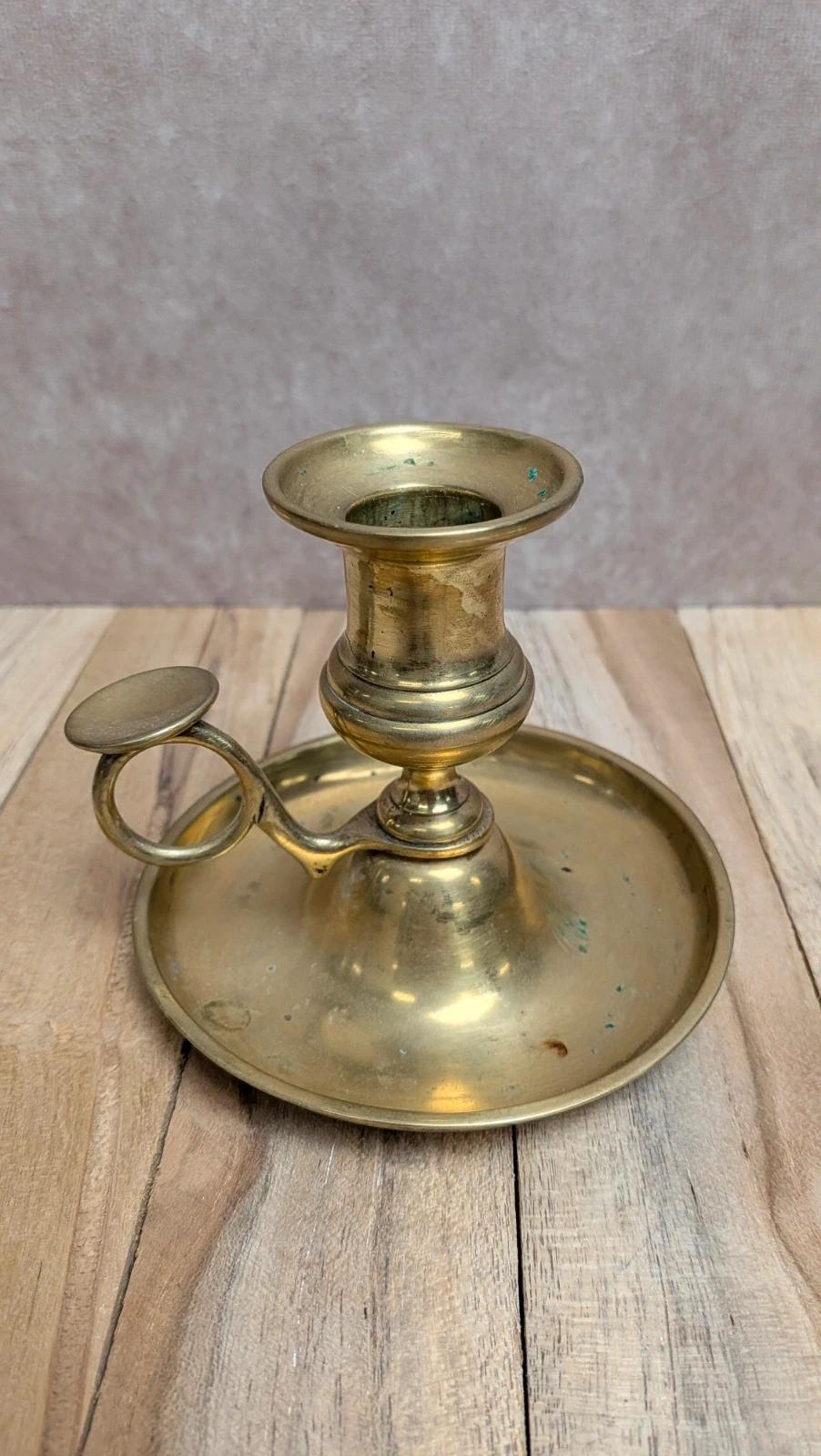 Bougeoir ancien en laiton avec poussoir