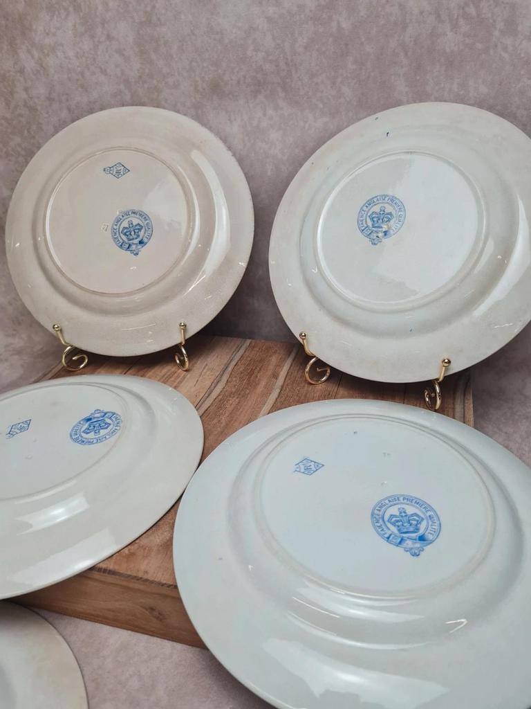 Assiettes terre de fer anglaises 1872 💙 Émile Bourgeois Grand Dépôt Paris – décor bleu rare – lot 8