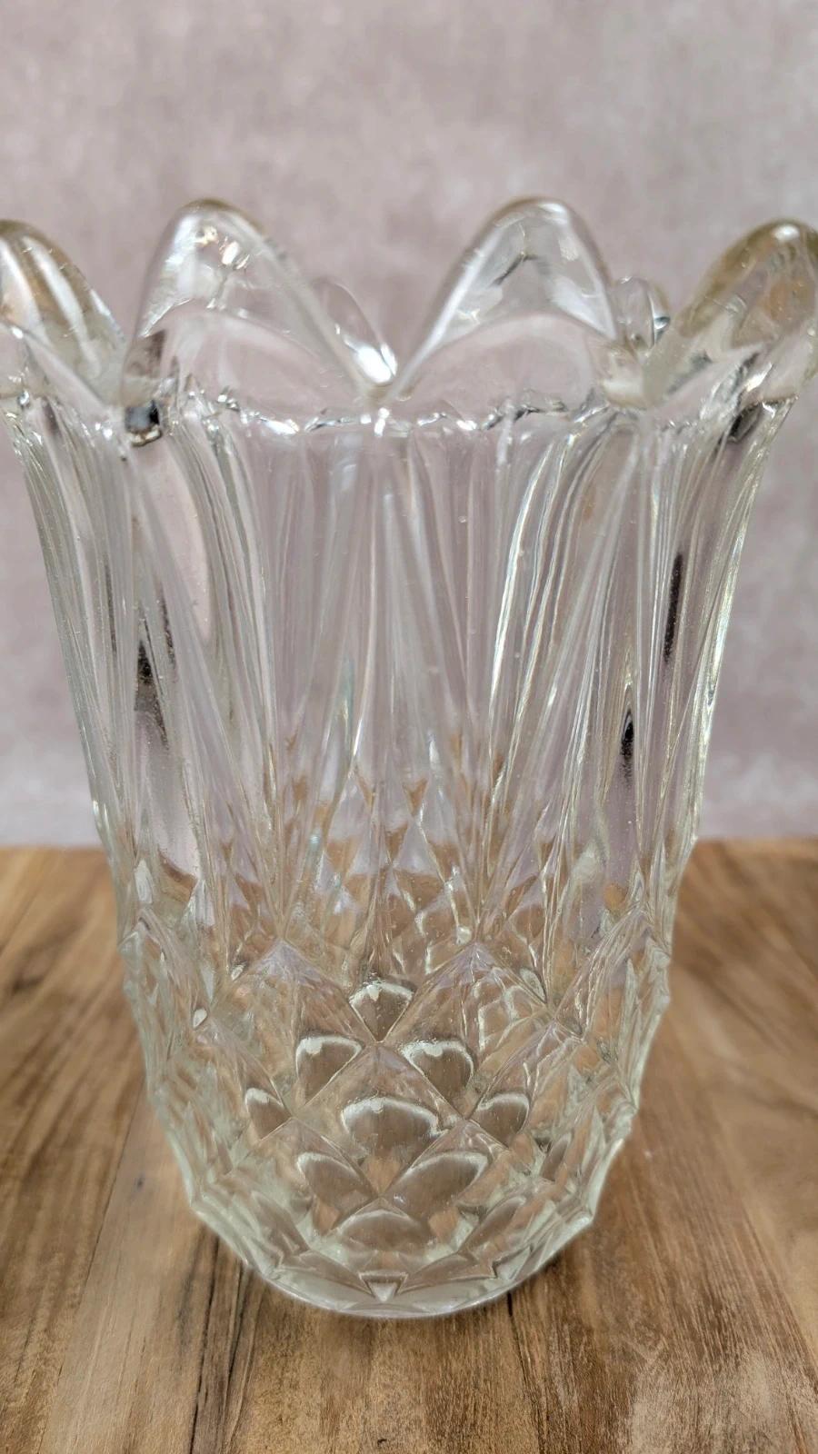 Charmant vase ancien en verre moulé