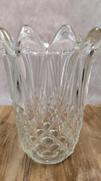 Charmant vase ancien en verre moulé