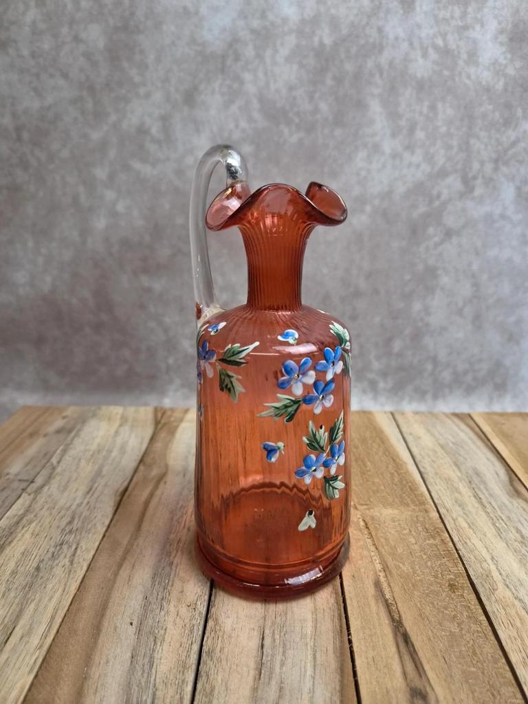 Bouteille ancienne en verre soufflé rose décor floral émaillé à la main