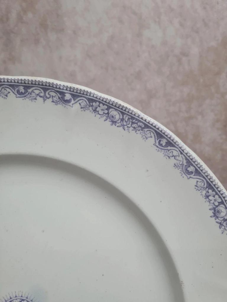 Grand plat rond ancien Jules Vieillard Bordeaux – décor mauve – faïence ancienne 💜