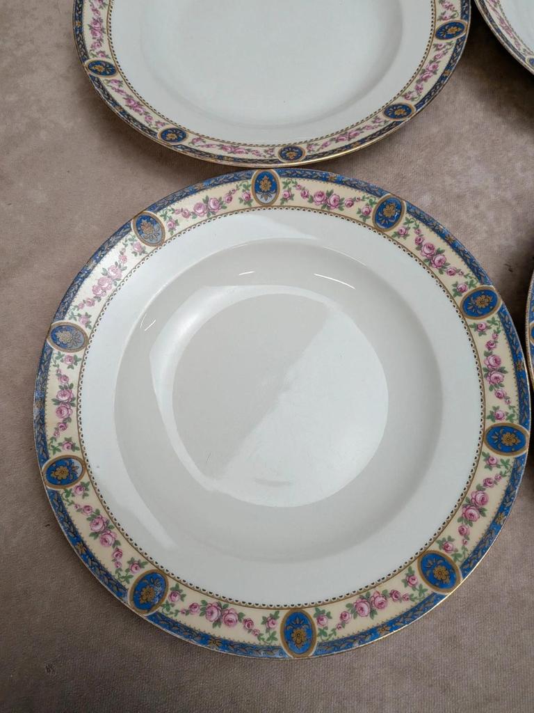 Lot 6 assiettes creuses porcelaine de Limoges décor floral bleu et rose