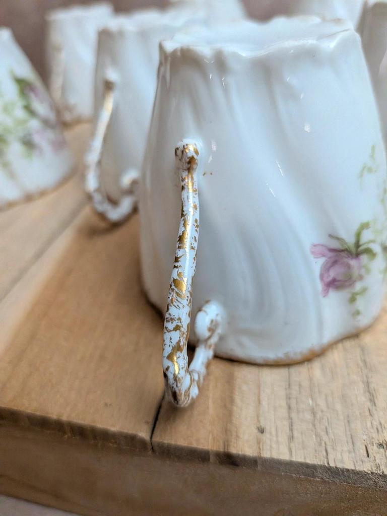 Service à thé ou café ancien en porcelaine fleurie – 19 pièces dorées