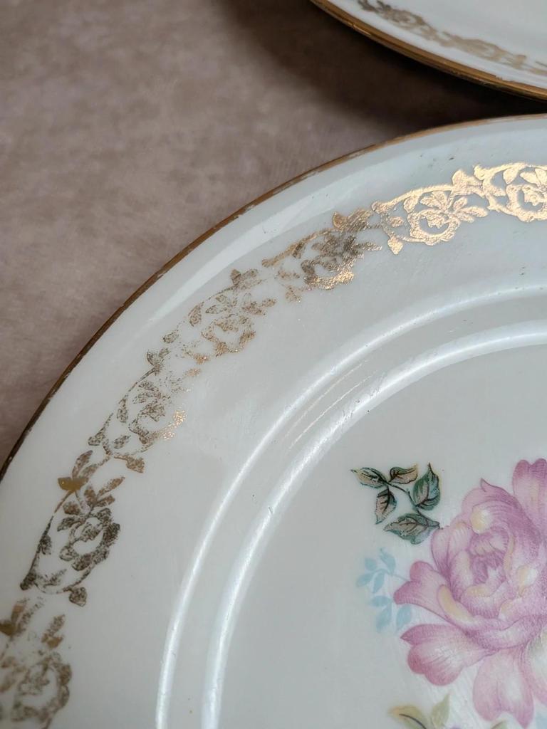 Lot de 5 assiettes plates en porcelaine de Limoges – Décor floral et dorures