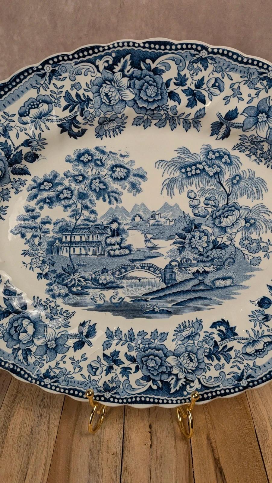 Grand plat ovale anglais Churchill bleu décor paysage