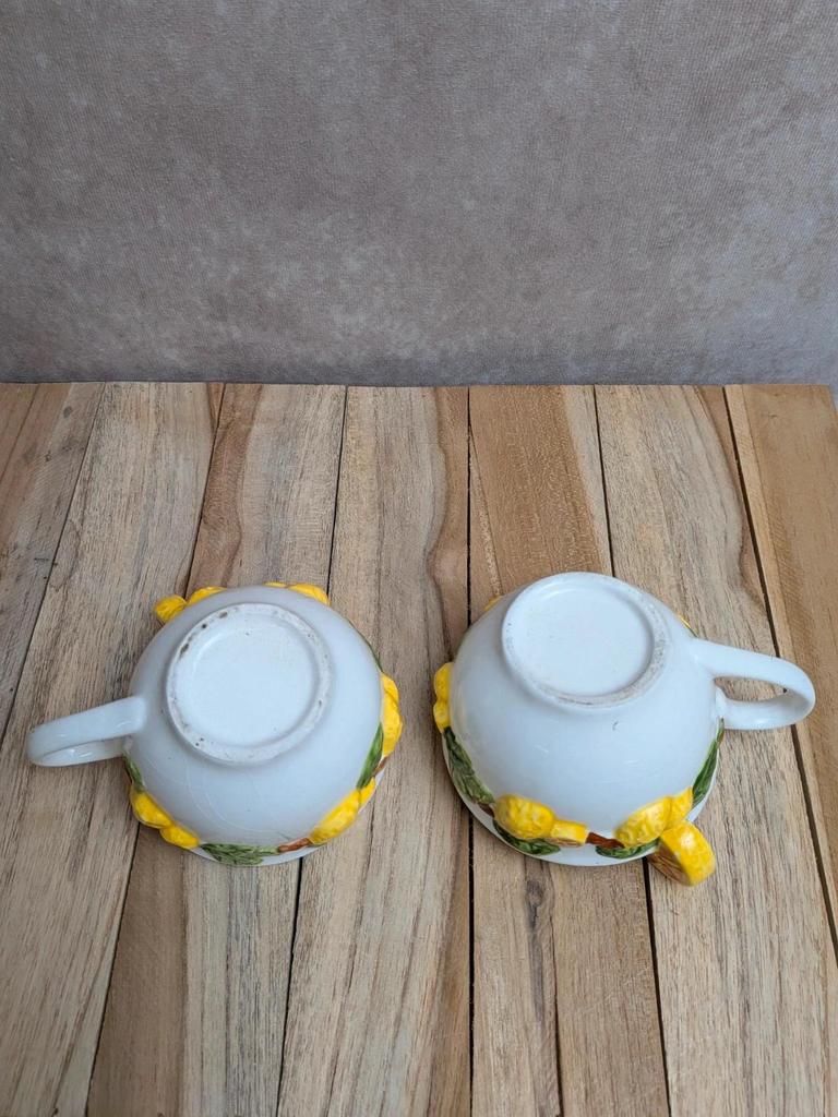 Lot de 2 tasses et 2 soucoupes en barbotine décor citrons