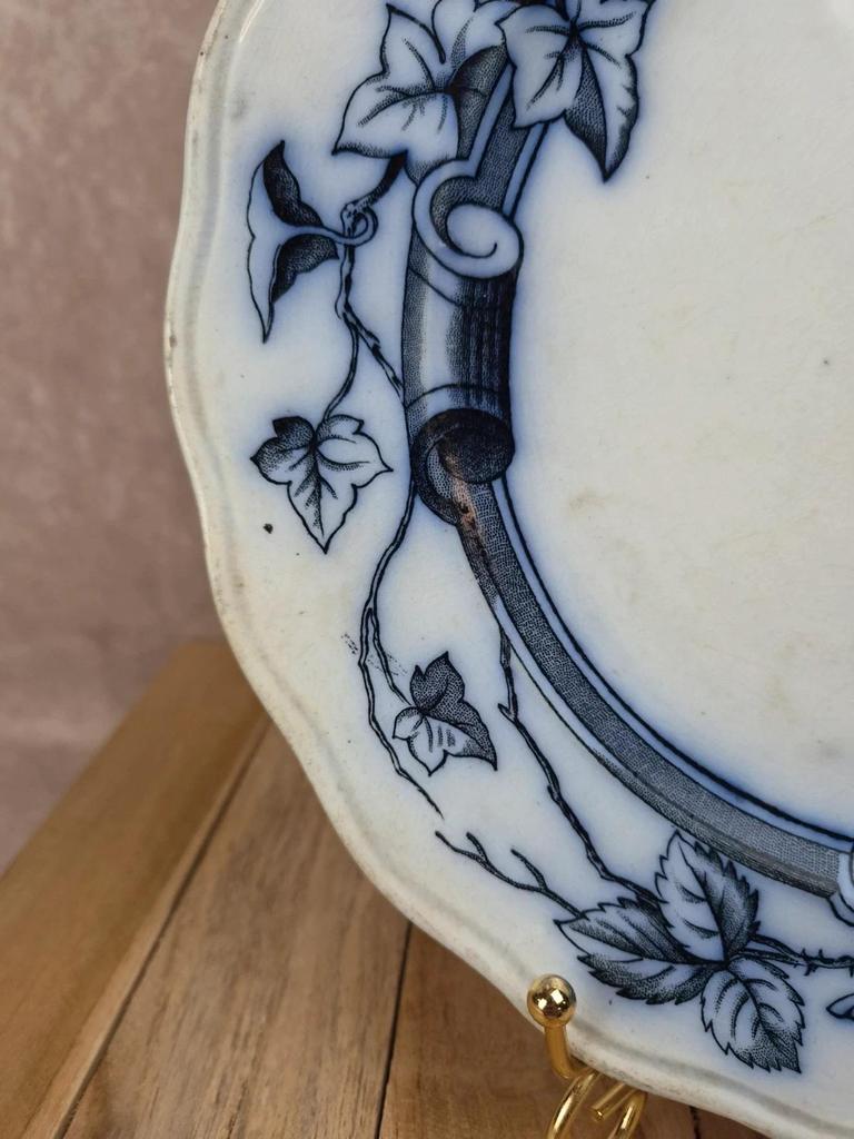 Assiette ancienne anglaise Bwm & Co – modèle Rose & Ivy – registre 1868 – décor bleu noir