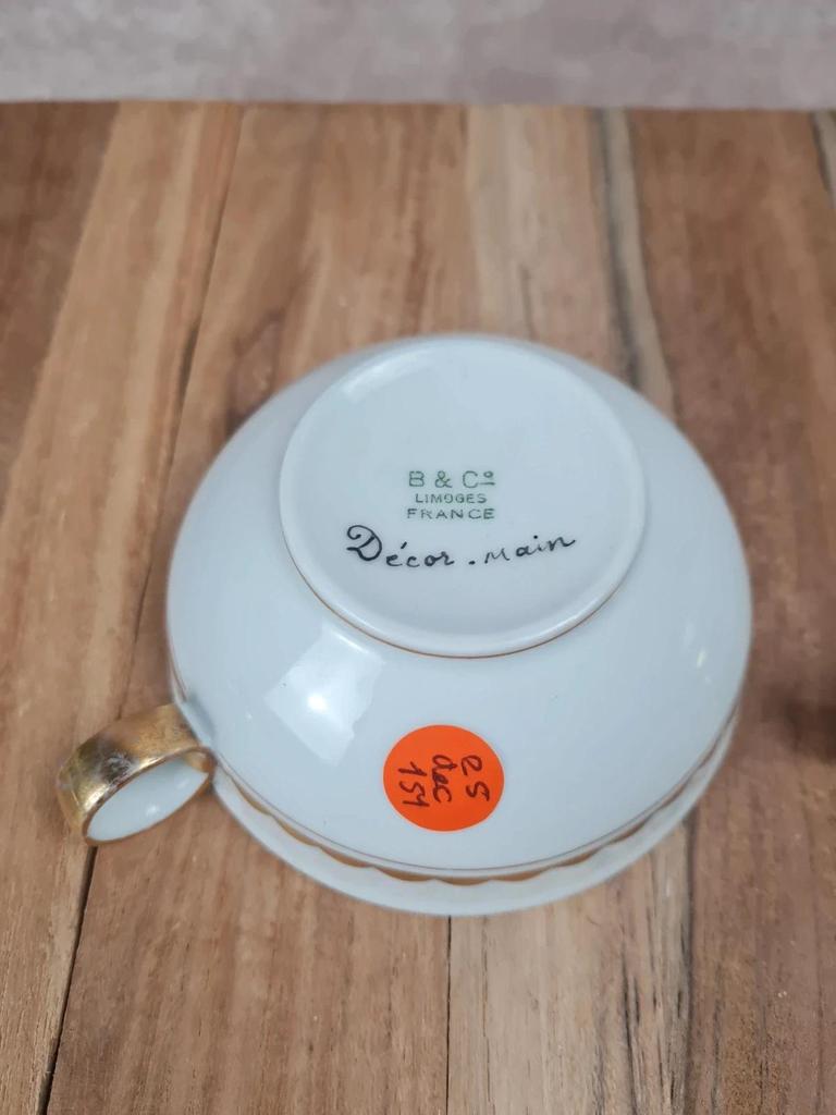 Lot de 2 tasses et sous-tasses en porcelaine Limoges – décor peint main signé