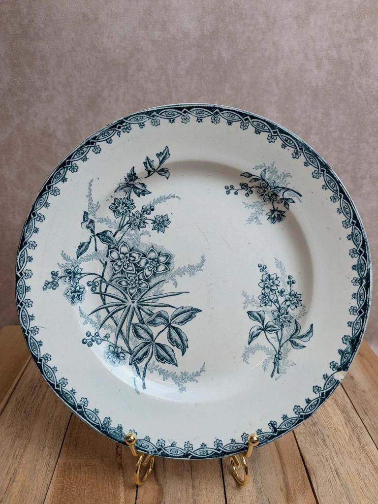 Assiette ancienne en terre de fer Saint-amandinoise – Modèle Margot – Fleurs bleues