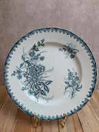Assiette ancienne en terre de fer Saint-amandinoise – Modèle Margot – Fleurs bleues