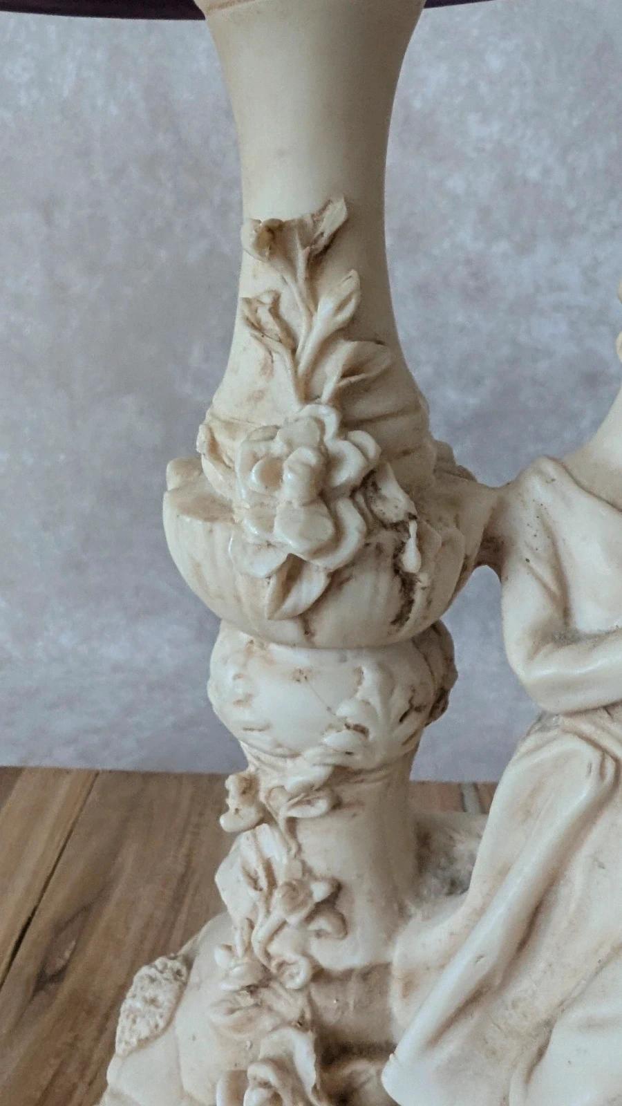 Lampe romantique en résine patinée, femme assise et fleurs