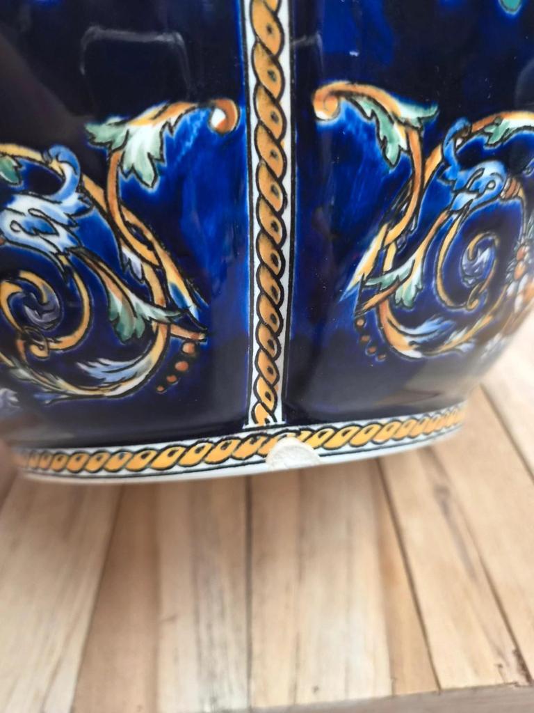 Grand cache-pot Gien Renaissance fond bleu décoré à la main vintage