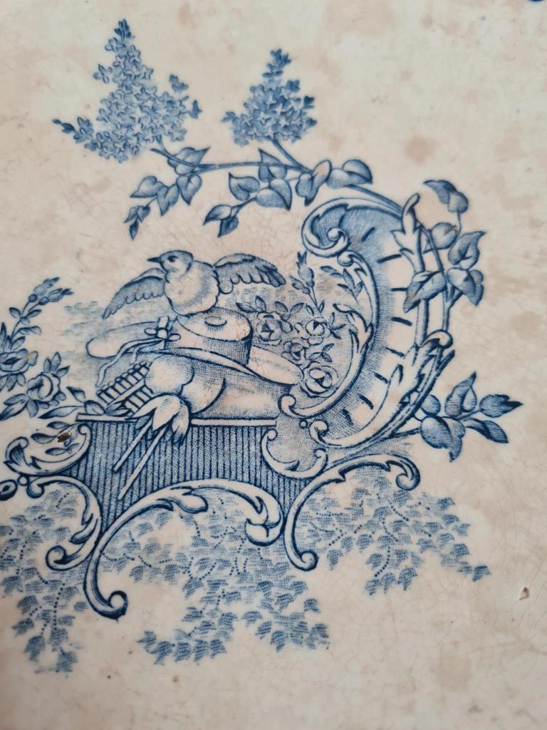 Compotier ancien sur pied – Faïence bleue – Au Lion de Faïence, 90 rue de Rivoli, Paris