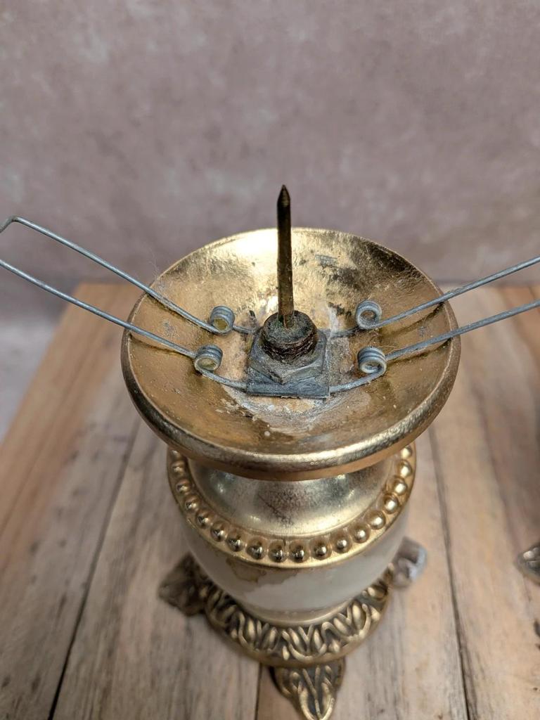 Paire de bougeoirs vintage onyx et laiton avec globes en verre ambré