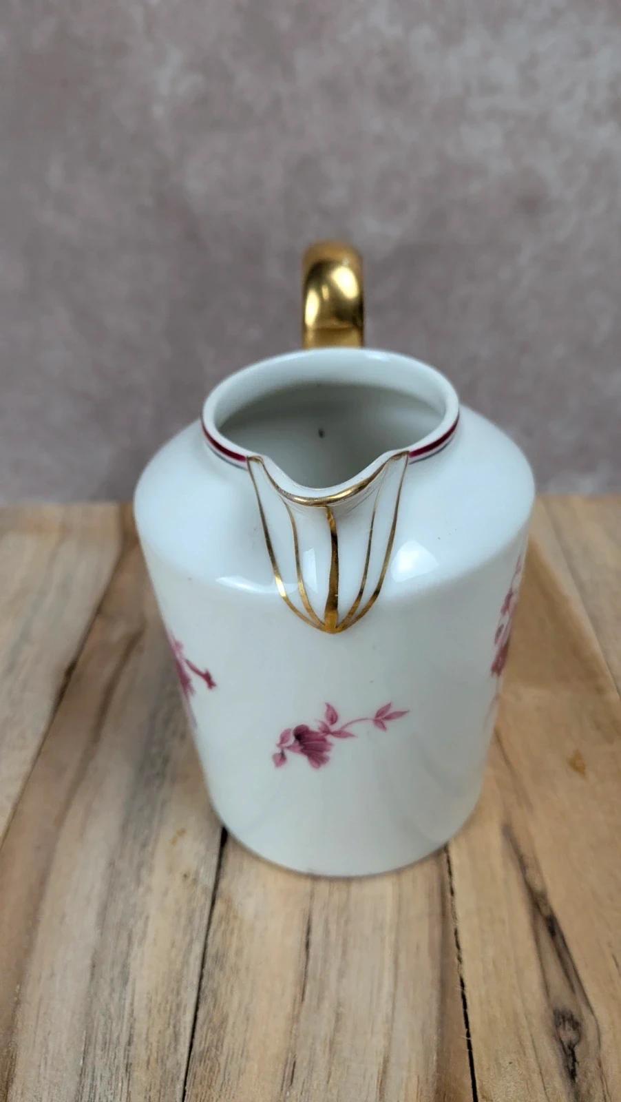 Petit pot à lait en porcelaine de Limoges B&c décor floral rose