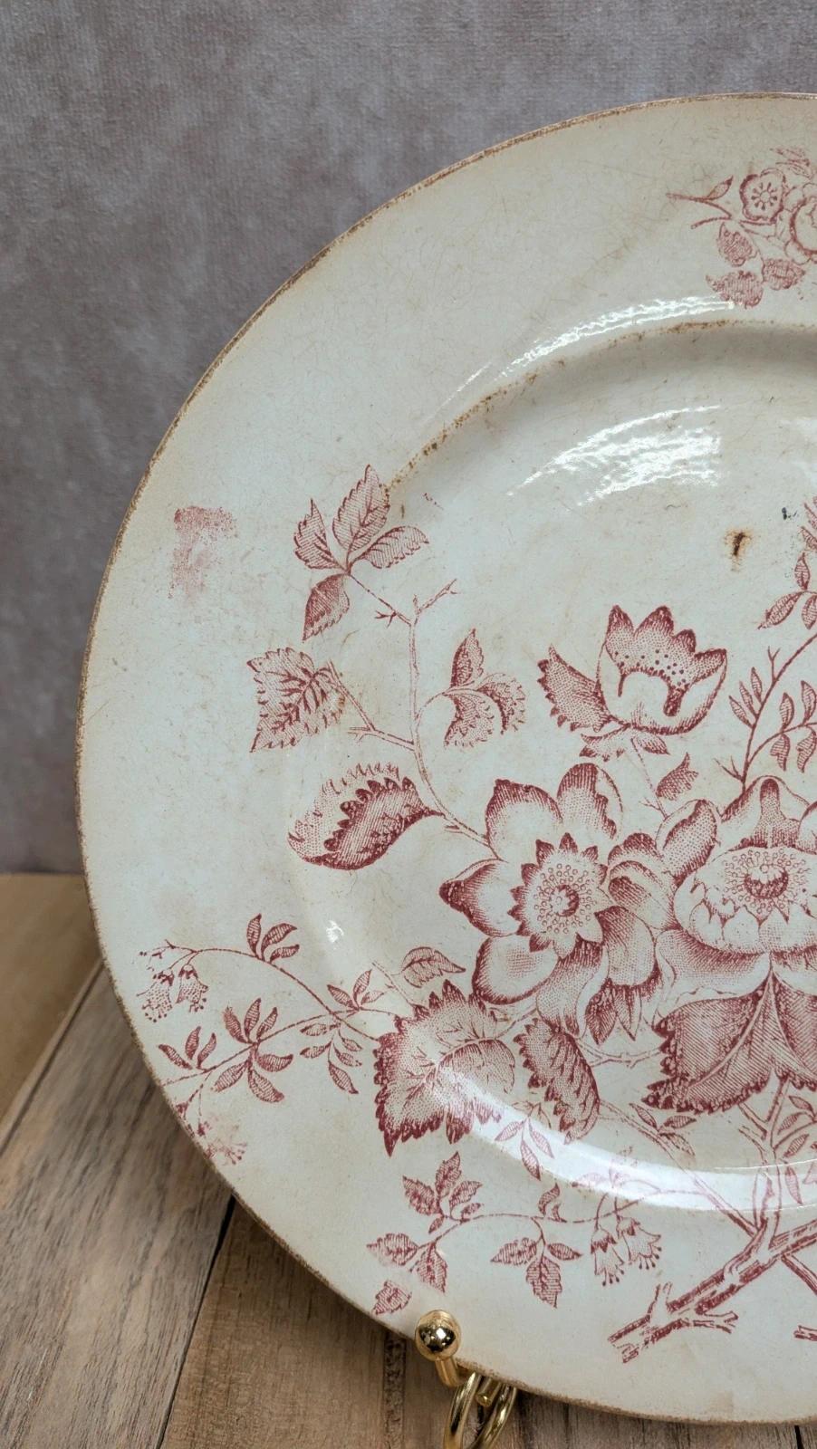 Assiette ancienne Terre de Fer décor floral rouge