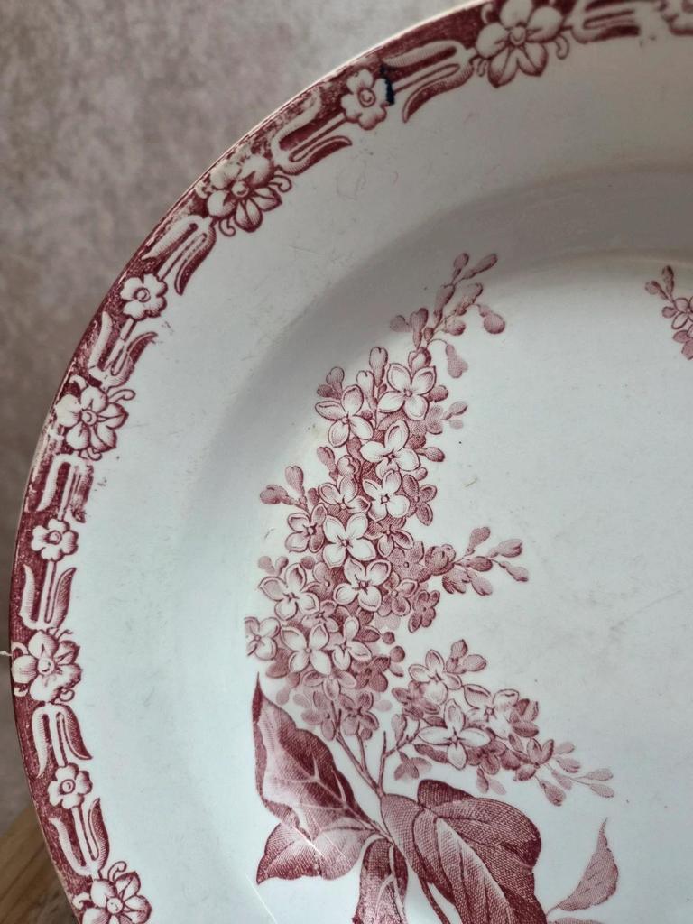 Plat creux ancien Creil & Montereau – modèle Lilas – Terre de fer – décor bordeaux 🌿