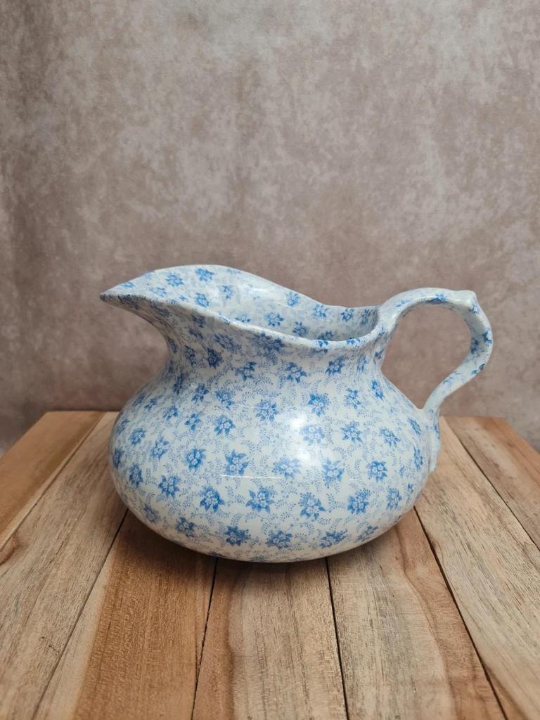 Petit broc ancien en terre de fer Creil & Montereau – décor floral bleu esprit Perse 🩵