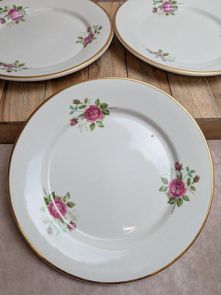 Lot de 3 assiettes plates en faïence fine de Gien – Décor roses et liseré doré – Vintage