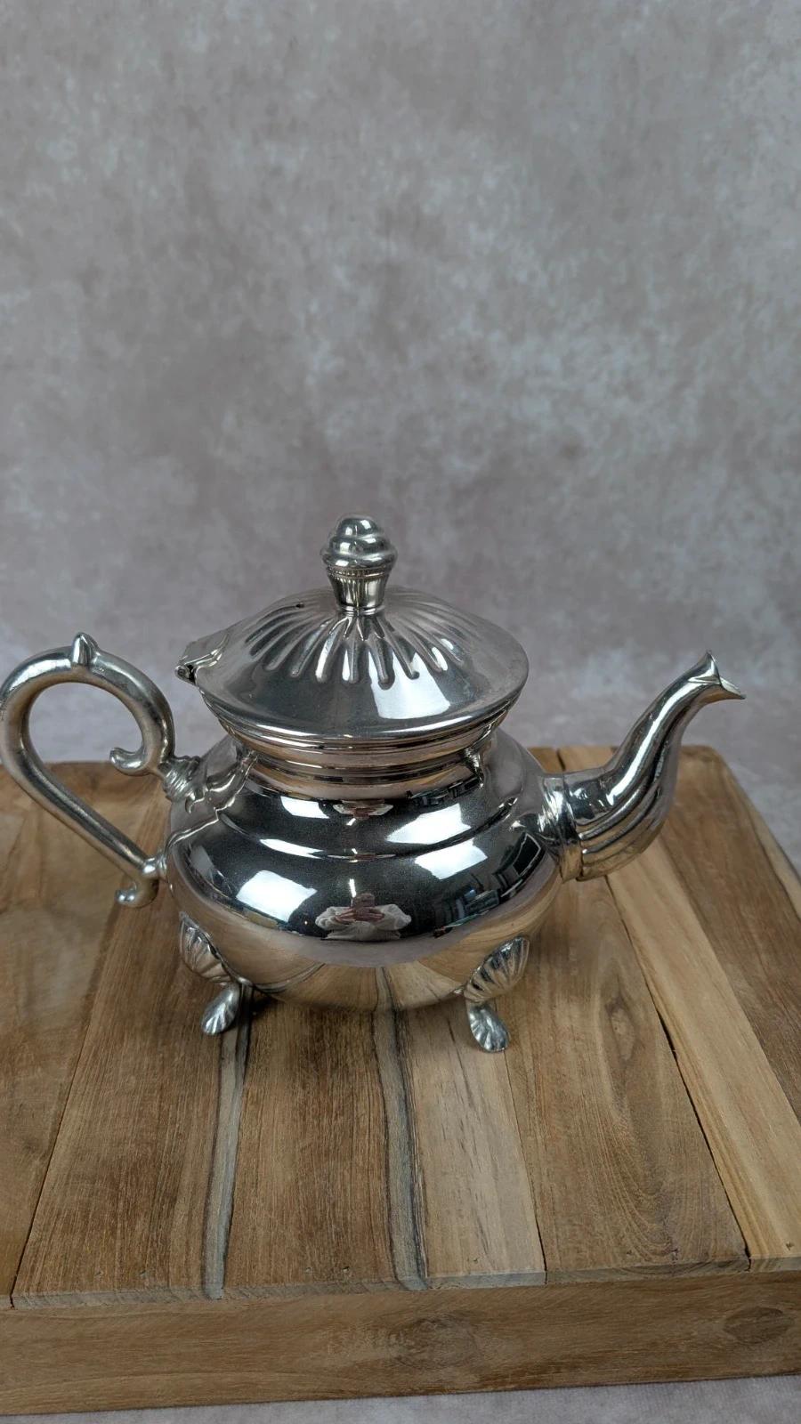 Théière vintage en métal argenté – Magma modèle déposé