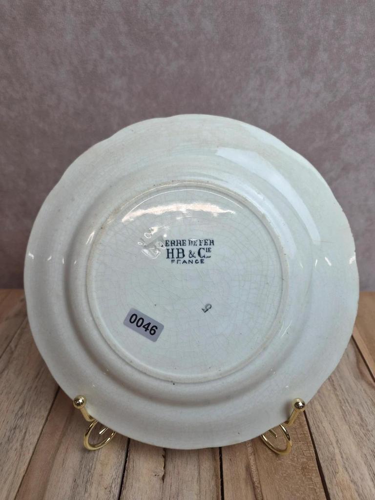 Assiette parlante ancienne en terre de fer Hb & Cie – Cavaliers n°7 – polychrome