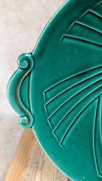 Plat en céramique verte Art déco – Relief géométrique