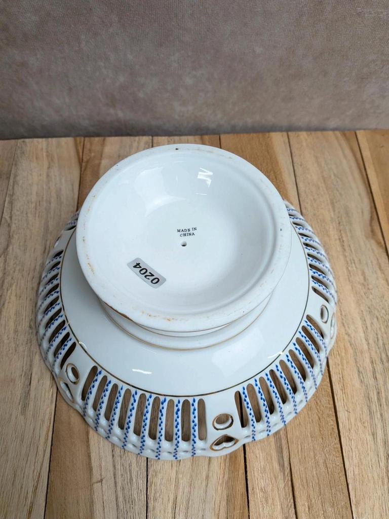 Coupe sur pied en porcelaine ajourée – Décor floral, bleu cobalt et dorures