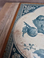 Dessous de plat ancien en carreau de Gien décor oiseaux bleu – contour bois