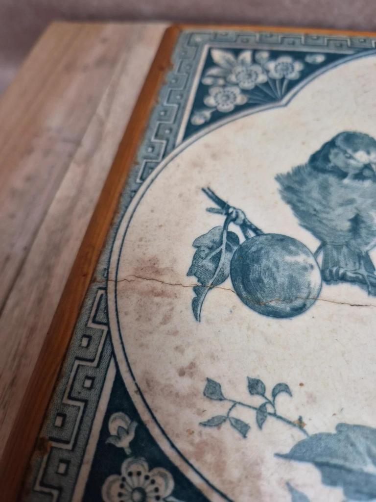 Dessous de plat ancien en carreau de Gien décor oiseaux bleu – contour bois