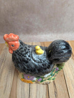 Théière poule sur son nid en barbotine avec couvercle poussin