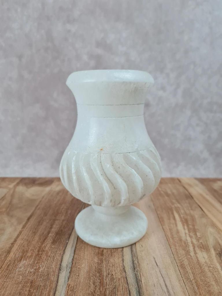 Vase ancien en albâtre blanc