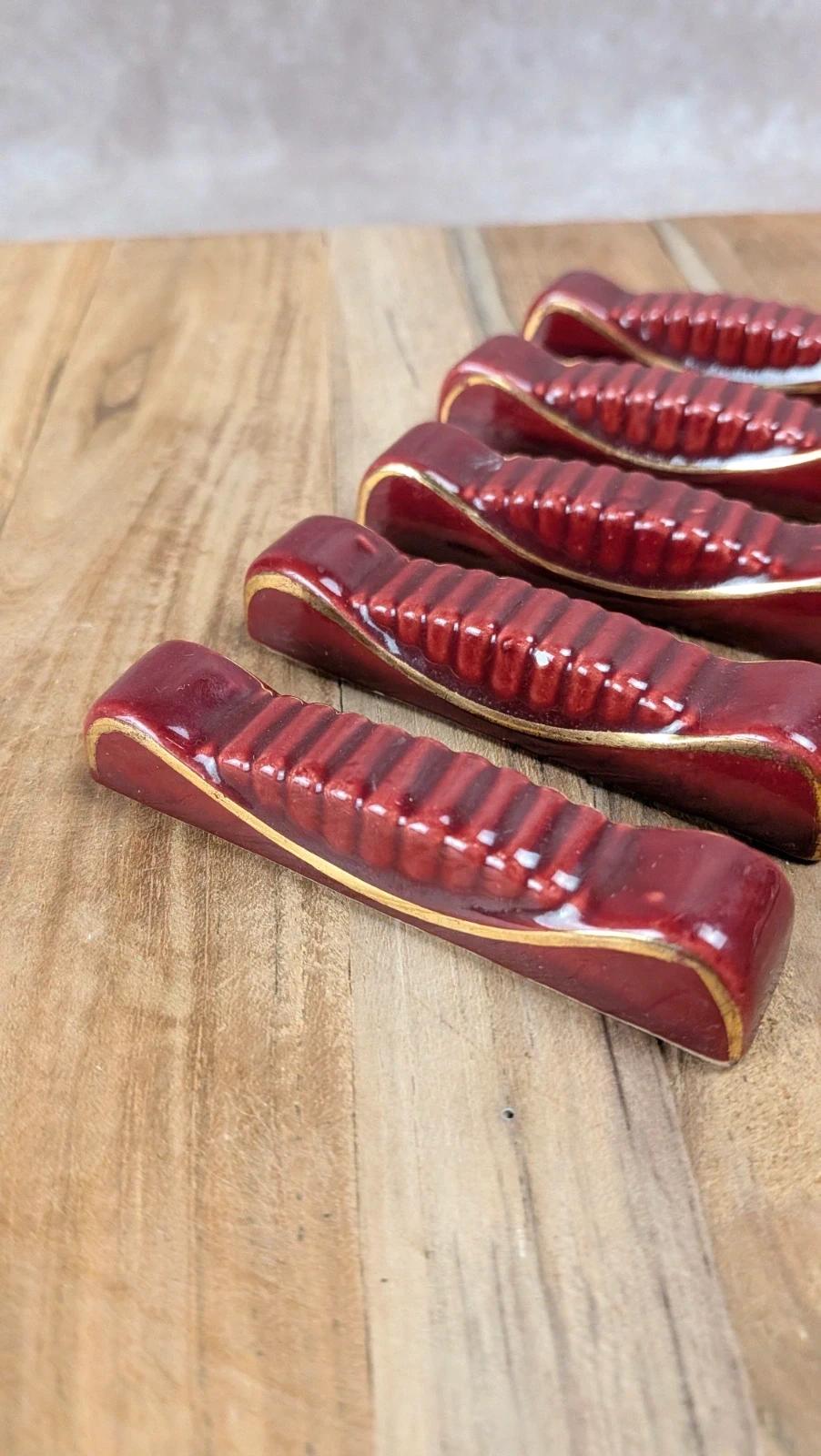 Lot de 5 porte-couteaux vintage Art Déco en céramique rouge bordeaux