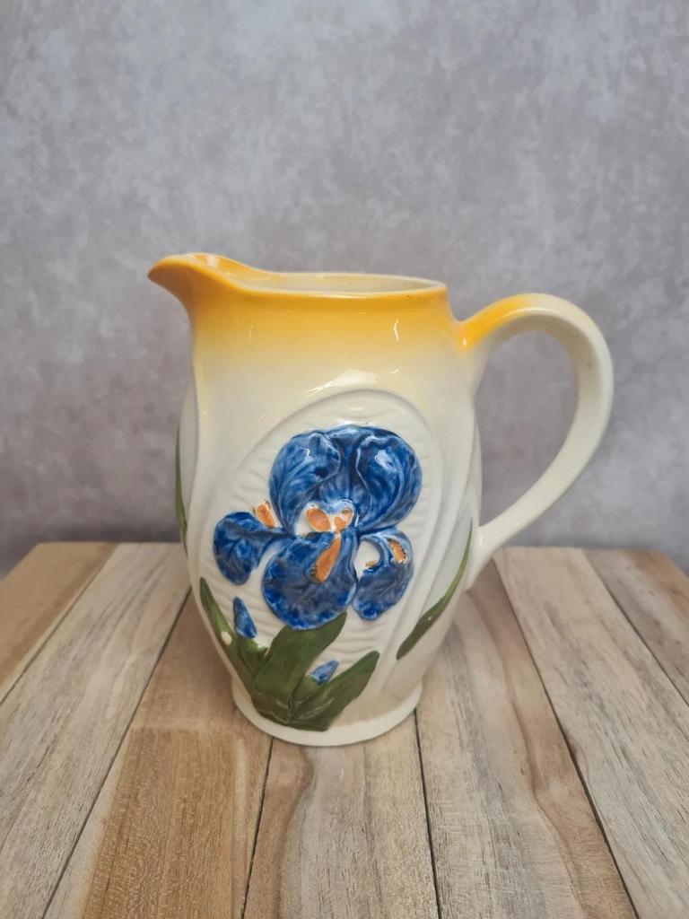 Pichet barbotine vintage décor iris bleu relief