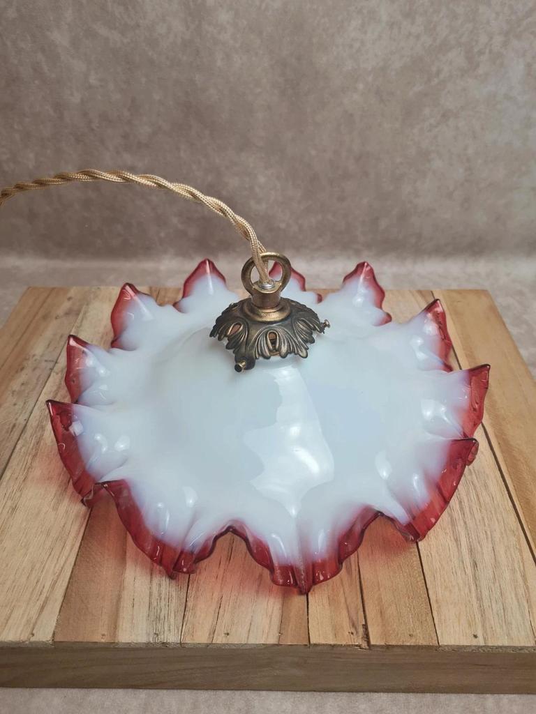 Applique vintage en opaline blanche et rouge – bord festonné 🔴