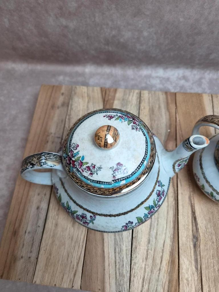 Théière ancienne et pot à lait assorti au joli décor fleuri rose et turquoise