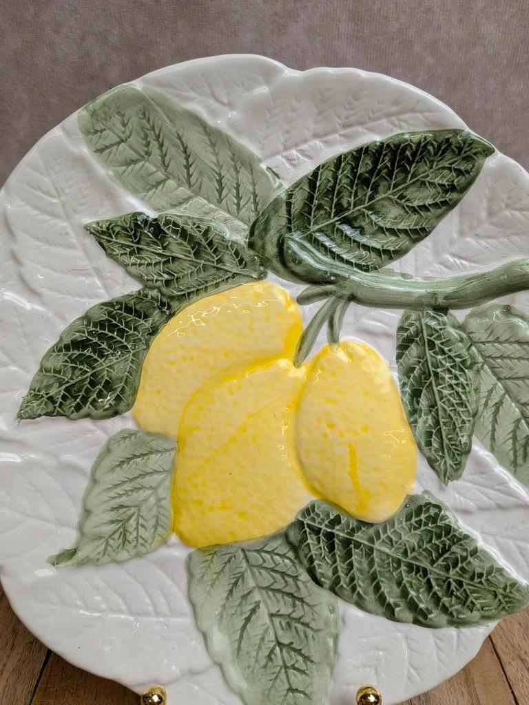 Assiette ancienne en barbotine motif citrons