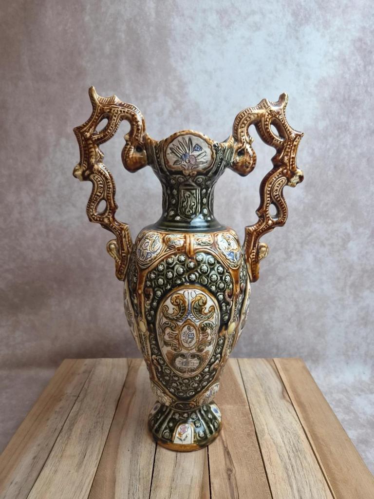 Grand vase majolique anglaise Alhambrian Ware Xixe n°434 – 38 cm