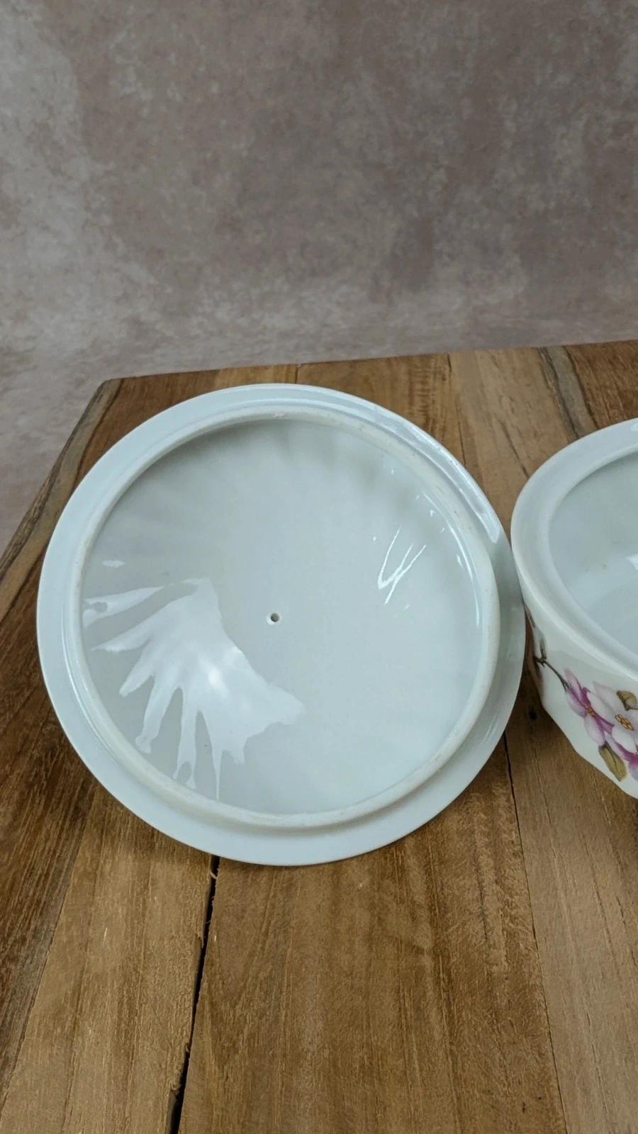 Petite boîte en porcelaine de Limoges décor fleurs
