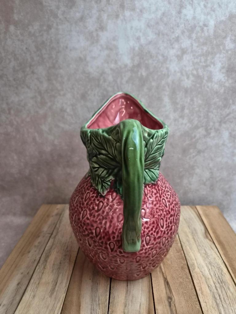 Pichet en barbotine forme fraise – céramique vintage