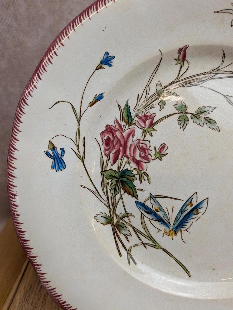 Assiette ancienne en terre de fer Sarreguemines modèle Papillon