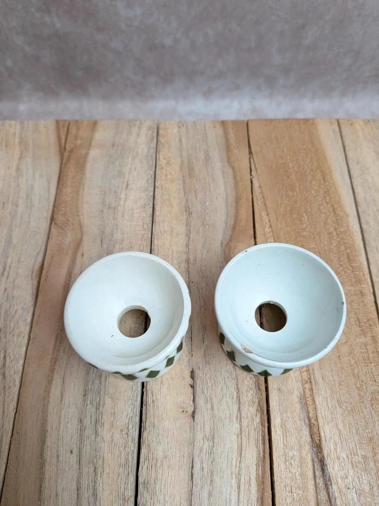 Lot de 2 coquetiers anciens en terre de fer – Forme diabolo – Décor losanges verts