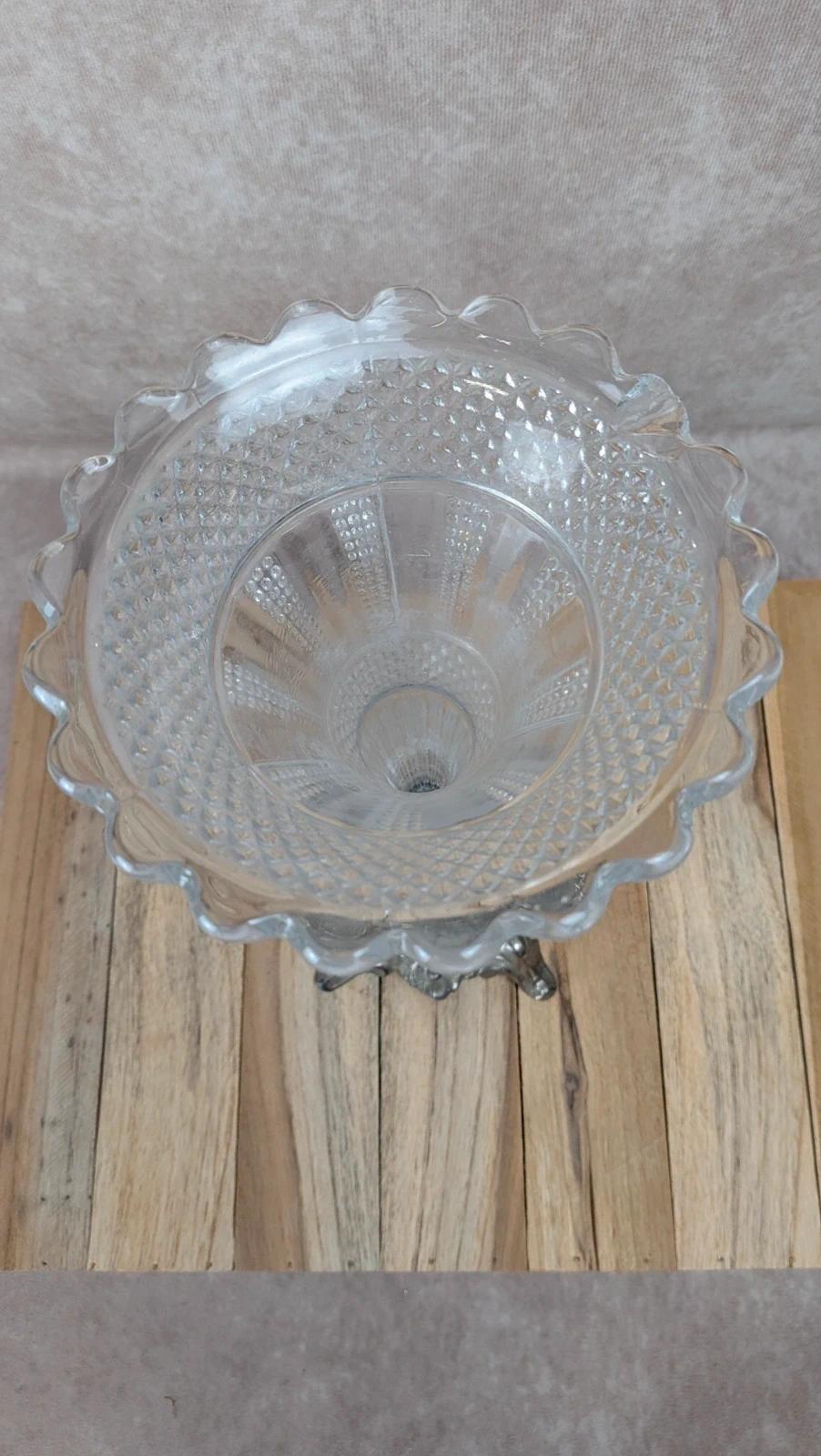 Vase tulipe vintage en verre pressé sur pied métal argenté – centre de table