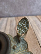 Bougeoir ancien en laiton La Ménagère Paris – décor floral